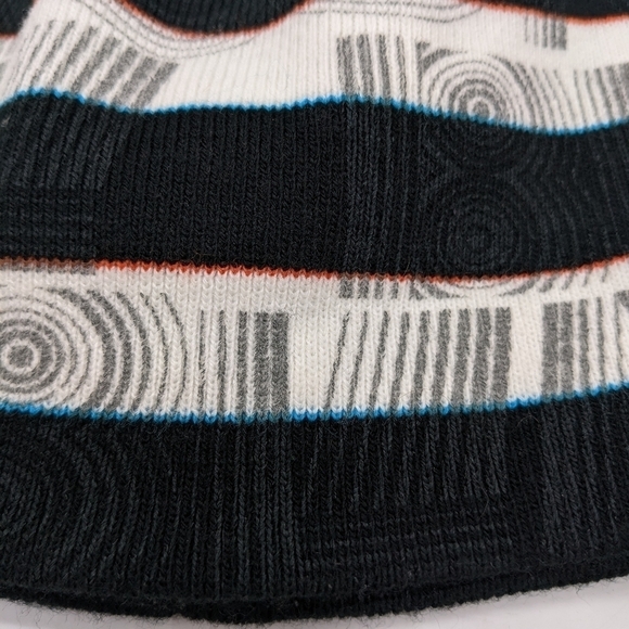 ✨3/$15 Billabong black white beanie hat - Picture 2 of 5